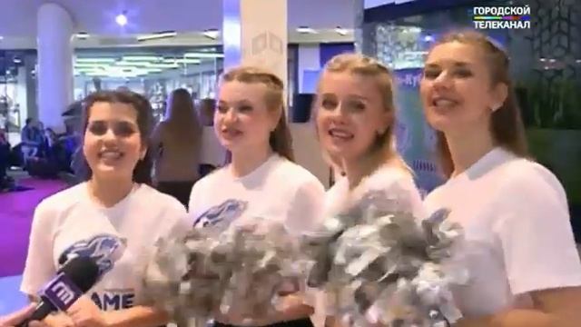 Горожане болели за «Шинник» перед большим экраном в торговом центре Ярославля