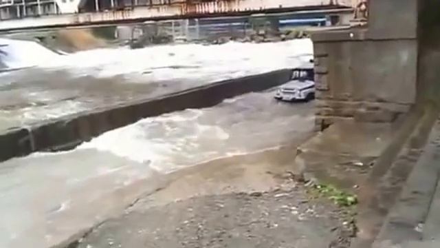 мужик притворился как будто его сбила машина, полицейский уаз уазик смыло волной смотреть онлайн