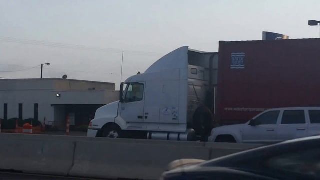 Volvo VNL64T 610 and Freightliner Columbia car carrier смотреть онлайн