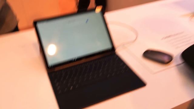 Huawei CES 2018 Booth Tour with Mate 10 Pro MateBook VR Gear & More смотреть онлайн