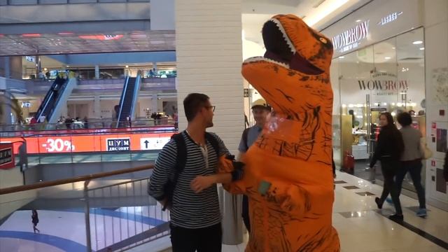 ПРИСТАЮ К ЛЮДЯМ В КОСТЮМЕ ДИНОЗАВРА ??? смотреть онлайн