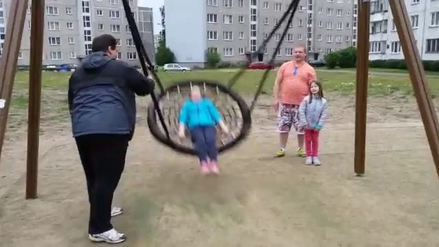 Самые страшные качели. Чуть не упала смотреть онлайн