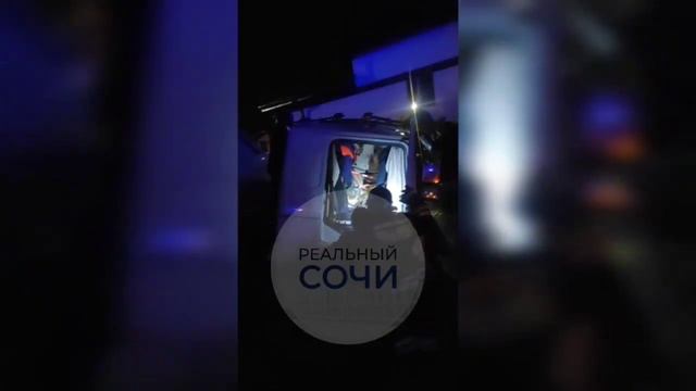 В Сочи бетономешалка врезалась в стену жилого дома в Адлерском районе. смотреть онлайн