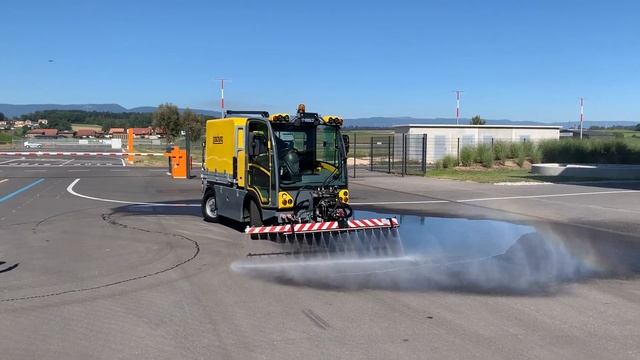 Компактная машина Pony P4 с поливомоечной рейкой высокого давления смотреть онлайн