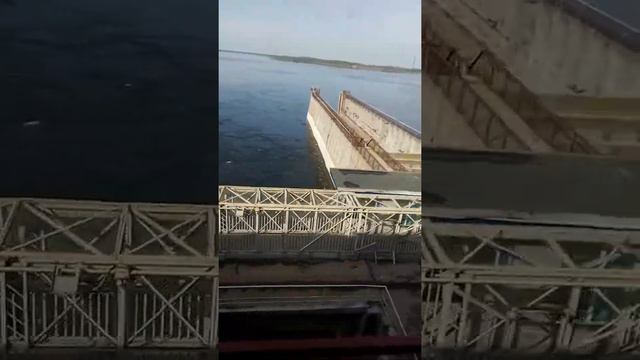 На поезде через Балаковскую ГЭС смотреть онлайн