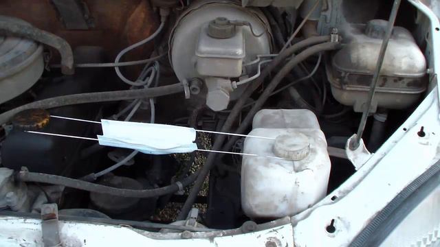 Зачем медицинская маска под капотом автомобиля?
