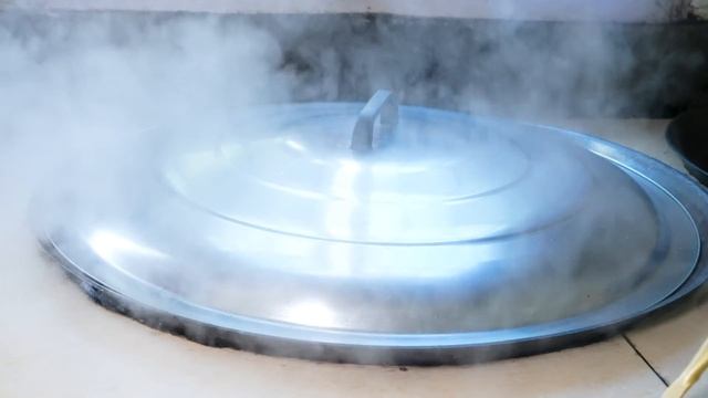 媳婦花59元買猪尾巴，用大鐵鍋慢慢燉，家人吃得津津有味 | Top recipes for pig tails! Delicious and easy recipes смотреть онлайн