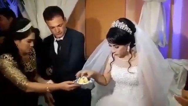 Цыганский прикол жених ударил невесту?? смотреть онлайн