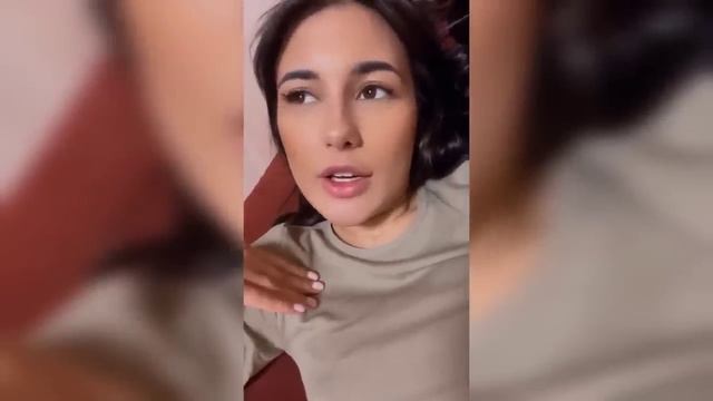 Фоткалась без белья. Реакция ее парня смотреть онлайн
