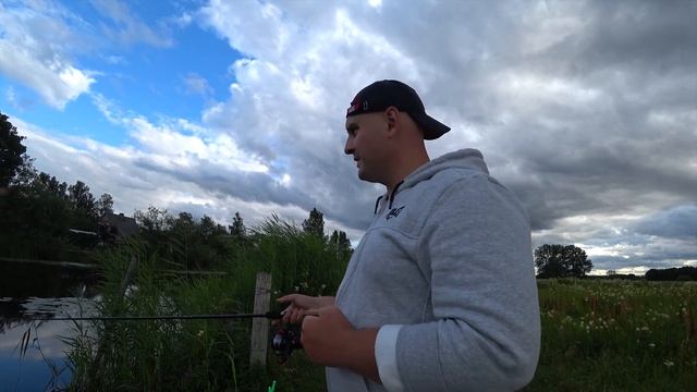 Ловля матчевой удочкой на одном из городских водоемов Риги смотреть онлайн