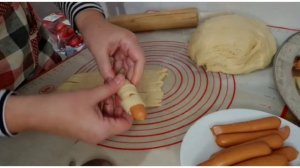 Очень вкусный дрожжевой пирог из черемухи со сметанной заливкой. Выглядит красиво, пахнет чудесно!