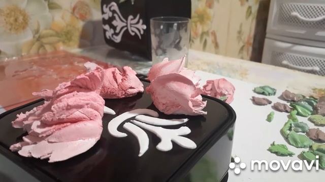 Декор старой, железной, подарочной коробки.