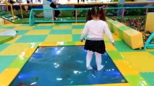 Даша в развлекательном центре. Попрыгушки на батутах. Игрушки. Карусели.