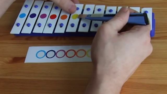 Наклеиваем цветоноты на детский металлофон. смотреть онлайн