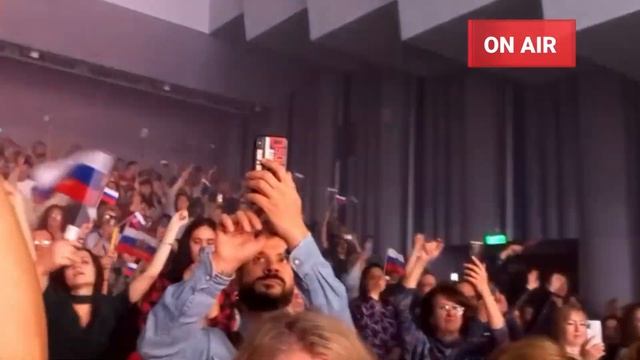 Это обсуждают все ! Певец Шаман признался что огромное количчество людей встают под его песню! смотреть онлайн