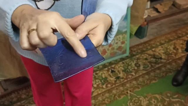 Из винных бутылок в новогодние игрушки: экскурсия в мастерскую по переработке стекла смотреть онлайн