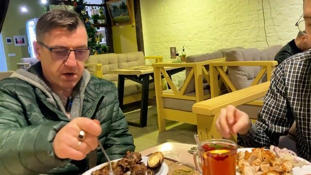 Очень вкусно и качественно покушали в ШашлычОК ДЕТИ КОРМЯТ СВОИХ ПРЕДКОВ! смотреть онлайн