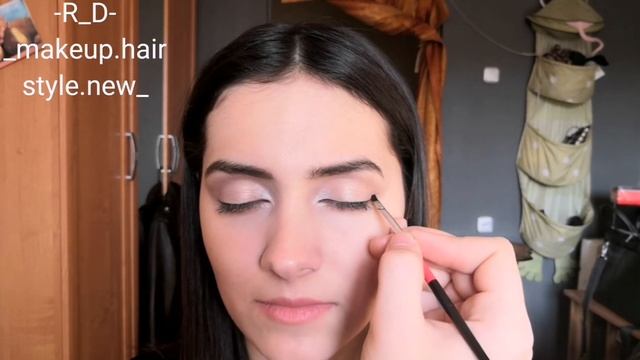 Голливудский макияж с сине-фиолетовой стрелкой круто/Hollywood makeup with a blue-purple arrow cool смотреть онлайн