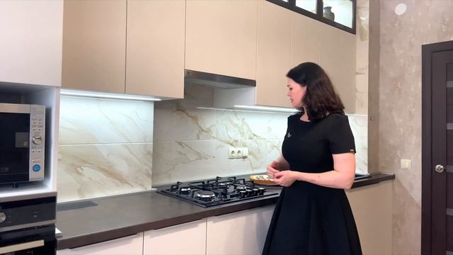 Обзор кухни со стеклянной витриной | Кухня blum | Кухонный гарнитур, отзывы 16+ смотреть онлайн