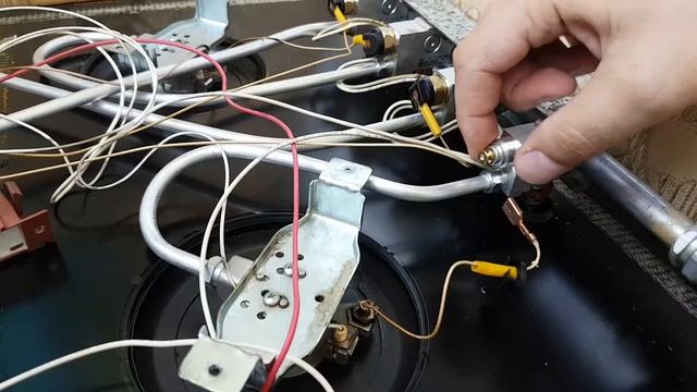 Удаляем термопару с плиты. А то есть ее ломаем чтобы все работало. смотреть онлайн