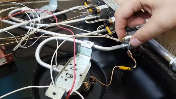 Удаляем термопару с плиты. А то есть ее ломаем чтобы все работало.