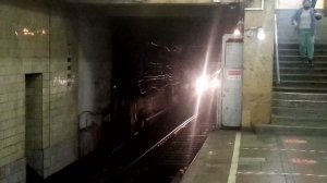 «Номерной» 81-717/714.5 выруливает из-за крутого  поворота на Комсомольскую и отправляется с неё.