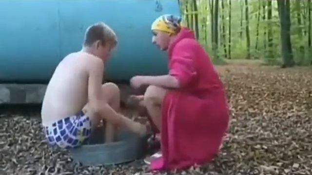 Как покупать сына, бабуля купает внука лучше, внучок любит когда бабка купает, у нее руки трясутся) смотреть онлайн