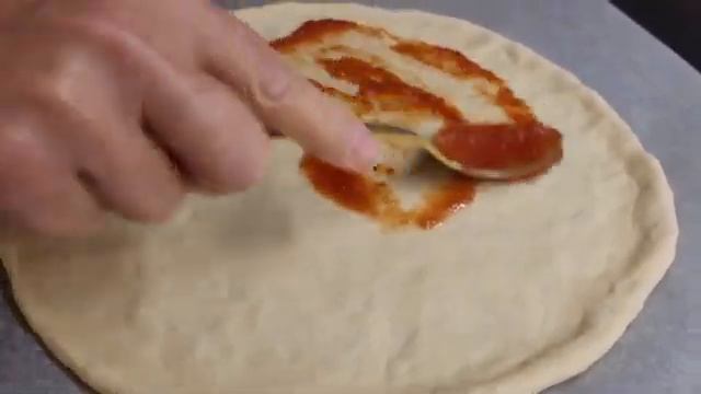 Вот как нужно готовить тесто для пиццы! Просто и вкусно как в лучшей пиццерии. смотреть онлайн