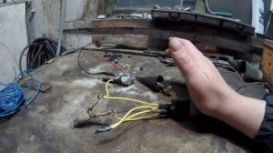 Как подключить зуммер в мтз,юмз, лтз, т40 и т. д.Лампочка аварийного давления масла и звук.