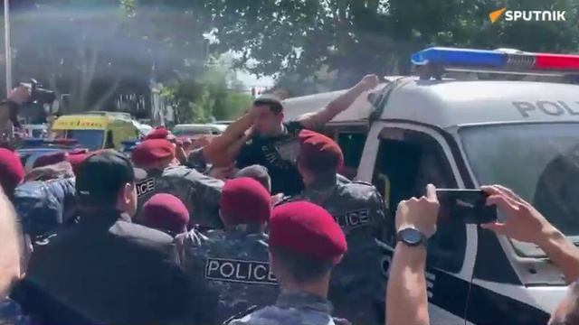 В центре Еревана полиция задерживает протестующих грубой силой смотреть онлайн