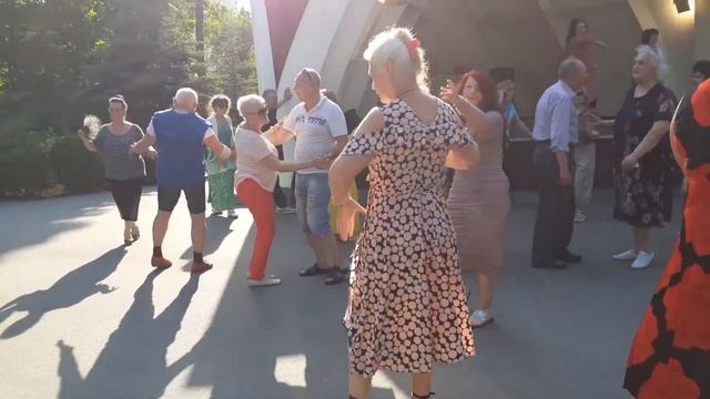 А Я УЗНАЛА ИНТЕРЕСНЫЙ МОМЕНТ! СЧАСТЛИВЫЕ МОМЕНТЫ ИЗ ПАРКА ГОРЬКОГО ХАРЬКОВ ТАНЦЫ смотреть онлайн