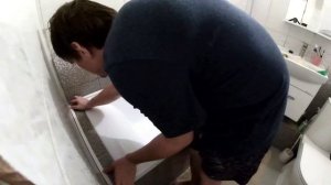 Как приклеить ПВХ бордюр на акриловую ванну?