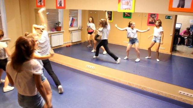 Танцы в клубе "Амазонка" смотреть онлайн