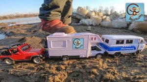 Играем в машинки игрушки с водой и грязью. Манкиту