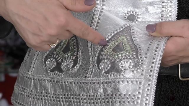 Авторский жилет "Принцесса" из серебряной кожи. Как украсить жилет из кожи роскошными аппликациями смотреть онлайн