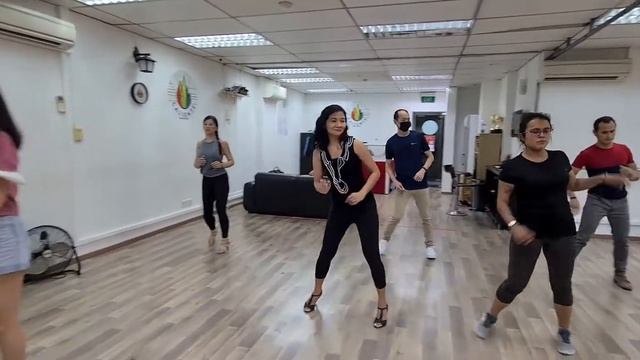 Salsa Solo Shines Dance Demo to Caliente - La 33 смотреть онлайн