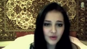 красиво поет девушка поёт на фоне ковра