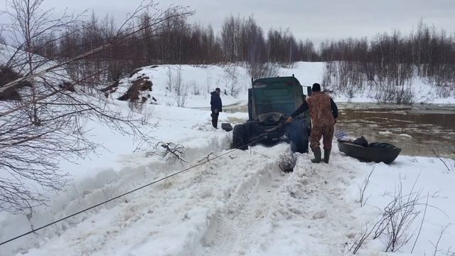 Hilux тянет Урал. 27 мая 2017 Салехард смотреть онлайн