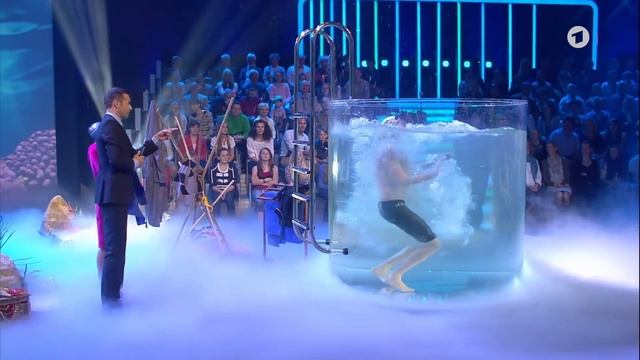 Schafft Anna-Sophie (13) mehr Unterwasser-Rollen als Freiwasser-Weltmeister? | Klein gegen Groß смотреть онлайн