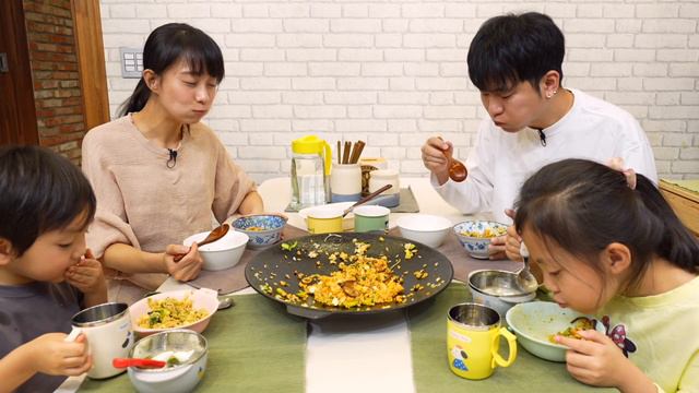 산채 비빔밥 슥슥 비벼서 동치미 국물이랑 꿀꺽 🍚 가족먹방 행복한 집밥/ Bibimbap Korean Food Mukbang смотреть онлайн