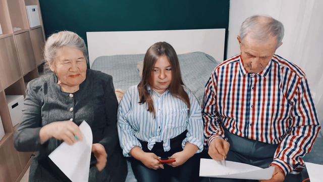 КТО ЗНАЕТ МЕНЯ ЛУЧШЕ? 🤔 БАБУШКА👵🏻 ИЛИ ДЕДУШКА👴🏻 смотреть онлайн