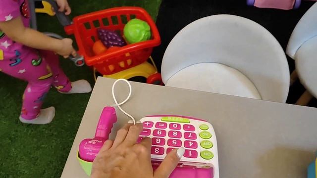 Даша и Диана веселятся в игровой комнате смотреть онлайн