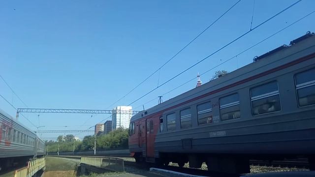 Тепловоз 2ТЭ10УТ-0078 с пассажирским поездом Новый Уренгой Челябинск//Электропоезд ЭД4М-0068 смотреть онлайн