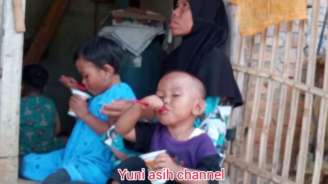 Abiyan.Sama Tante miya ,Makan Cincau Madu.Di pangkuan Neneknya смотреть онлайн