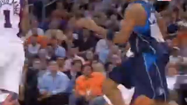 Shawn Marion dunk over Dirk Nowitzki смотреть онлайн