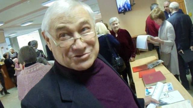 2 1 Леонид Вожегов рассматривает альбом с Политехникумом смотреть онлайн