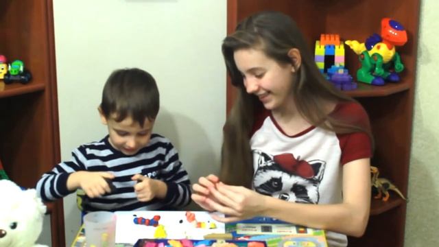 Даша и Мирон лепят цветную гусеницу из пластилина смотреть онлайн