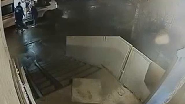 Шокирующие кадры с камеры наружнего видеонаблюдения Бригада скорой помощи смотреть онлайн