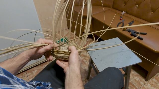 Учимся плести ОВАЛЬНУЮ КОРЗИНУ соблюдая ТЕХНИКУ ПЛЕТЕНИЯ. Боковина корзины #лозоплетение смотреть онлайн