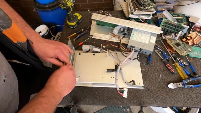 Scrapping Vintage 5 25 Floppy Drive смотреть онлайн